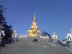 Panorama del monte Emei con la estatua de Samantabhadra