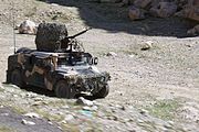 銃塔に偽装を施したアフガニスタン政府軍のM1151。2010年、カブールとジャララバード間の移動中。