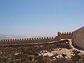 Une autre partie du mur et les ruines.