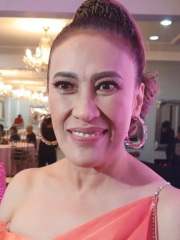 Ai-Ai delas Alas portrays Bernadette "Detty" Sabroso-Maningas.