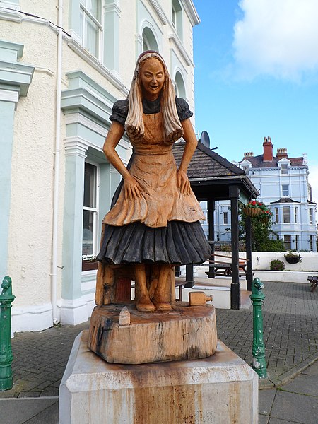 File:Alice, Llandudno (geograph 3163936).jpg