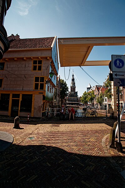 File:Alkmaar - Luttik Oudorp - View WNW on Huis met de Kogel 1575, Waag & Kuipersbrug (Appelsteegbrug).jpg