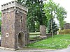 Erhaltene Teile der Toranlage des abgerissenen Schlosses im Altfrankener Park
