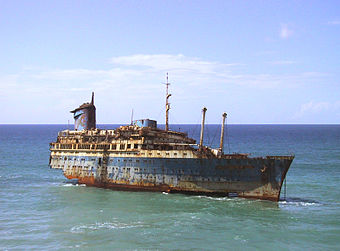 L'épave de l'American Star, ancien paquebot transatlantique, resta visible jusqu'en 2007, soit plus de 15 ans après son échouement sur les côtes de Fuerteventura. (définition réelle 1 579 × 1 172)