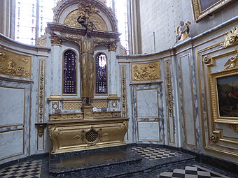 Le crucifix Saint-Sauve, autel et boiseries
