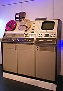 Perekam pita video Quadruplex 2 inci, Ampex VR-2000 (1960), pada pameran Museum Teknik Ceko Nasional, Praha.