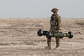 Ein australischer Soldat trägt im Oktober 2016 zwei Javelin-Raketen zu einem Schießstand im Besmaya Range Complex, Irak.jpg
