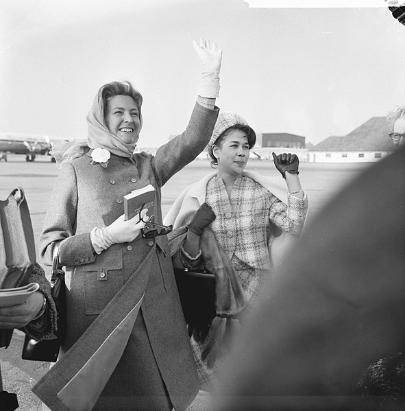 File:Anneke Grönloh naar Kopenhagen vertrokken voor Eurovisie Songfestival 1964, Ann…, Bestanddeelnr 916-1910.jpg