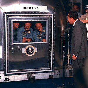 Президент Никсон общается с экипажем «Аполлона-11», находящимся в карантинном фургоне