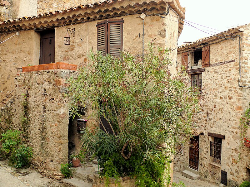 File:Auribeau-sur-Siagne - Vieux village - Ruelles -1.JPG