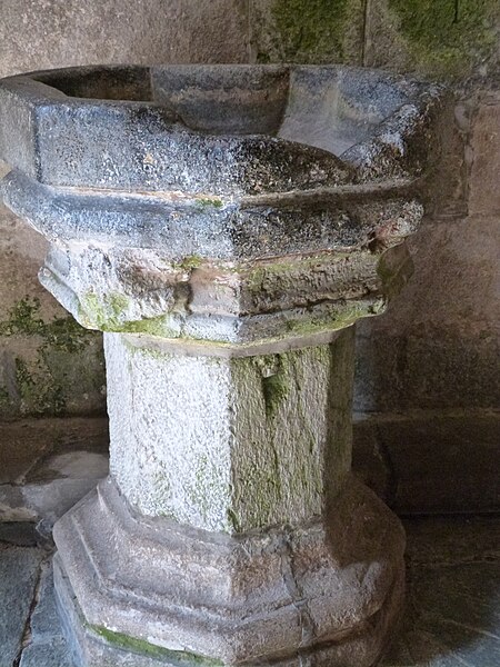 File:Bénitier dans la cathédrale Saint-Tugdual.jpg