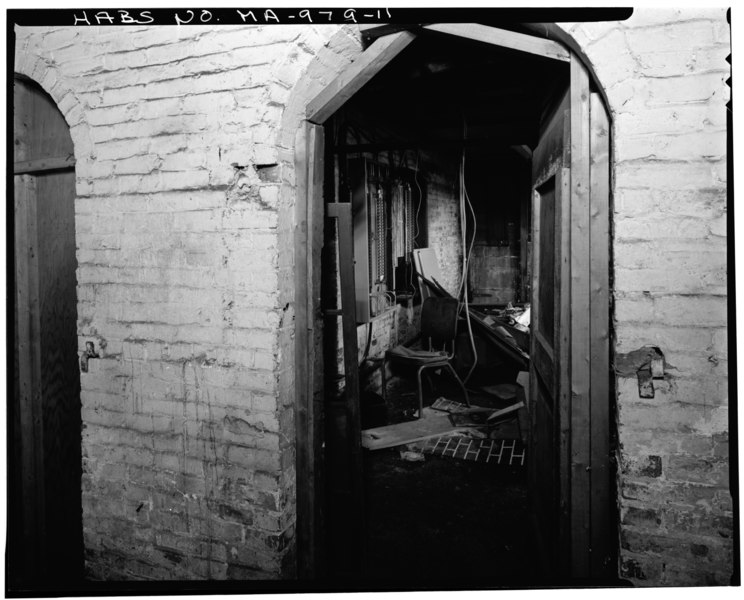 File:BASEMENT, ENTRANCE AND INTERIOR OF CELL - Malden Town Hall, Main and Pleasant Streets, Malden, Middlesex County, MA HABS MASS,9-MALD,2-11.tif