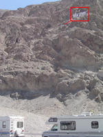 Si può vedere la scritta SEA LEVEL a circa 2/3 della parete rocciosa sopra l'area turistica.