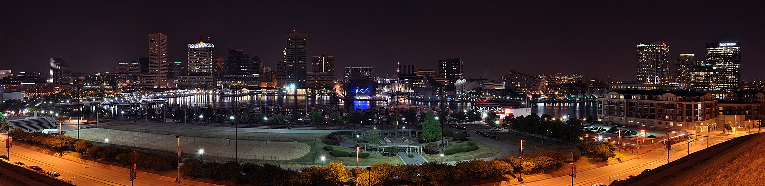 Panorama du port intérieur de Baltimore de nuit.
