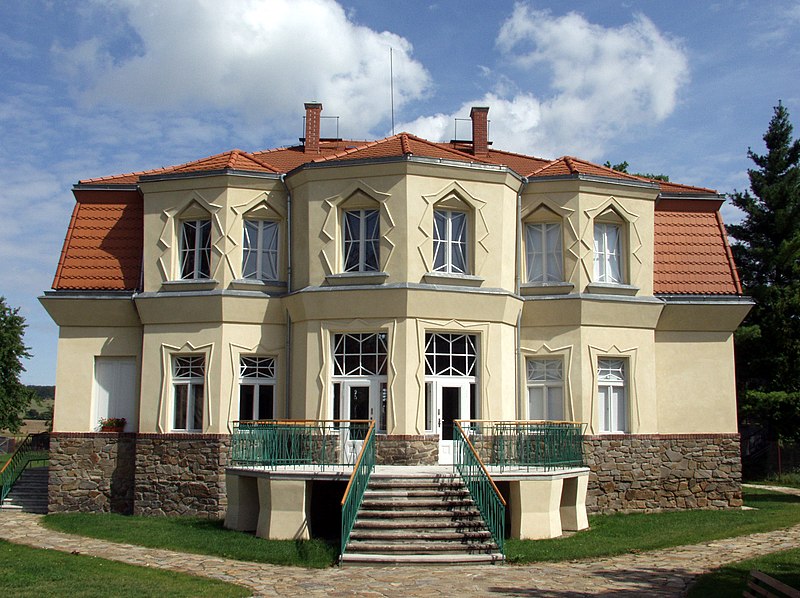 File:Bauerova vila - Libodřice 3.JPG