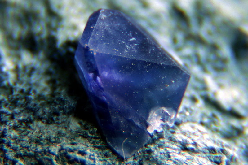 File:Benitoit i Joaquinit - Gem mine , near Clear Creek, San Benito Co., California, USA.jpg