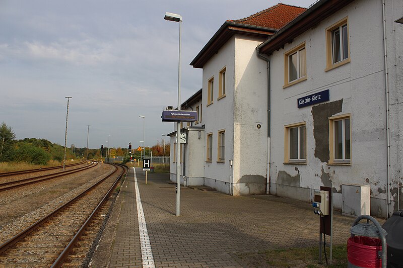 File:Bf Küstrin-Kietz, Bahnsteige (2).JPG