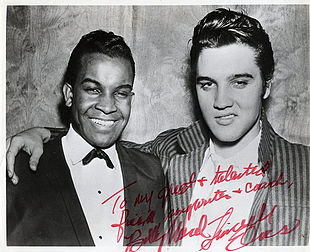 Billy Ward, cantante R&B e leader dei Billy Ward and his Dominoes con Elvis in un'istantanea scattata nel 1955