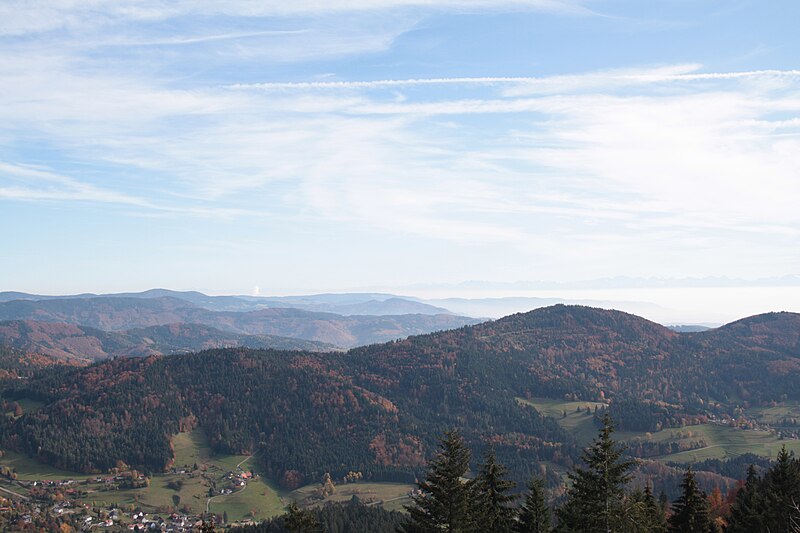 File:Blick über den Südschwarzwald vom Hochblauen.jpg