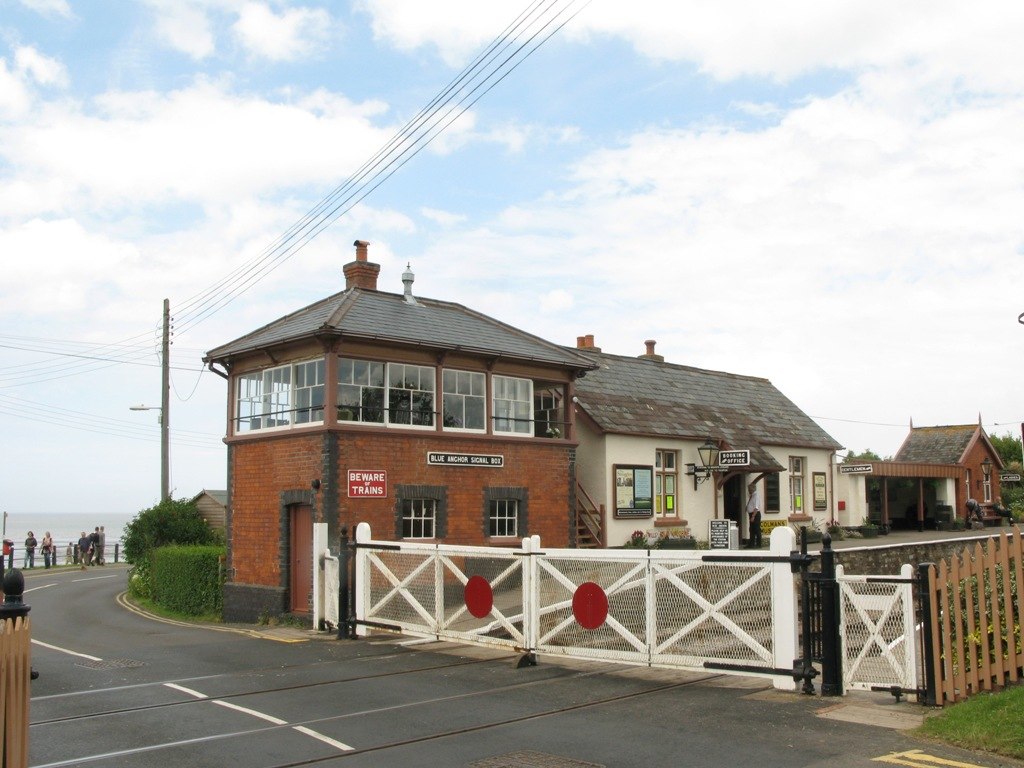 Дер блю. Blue Anchor Railway Station. Нью джерси озеро Тонтон. Танция голубой якорь Англия. Dunster Station.