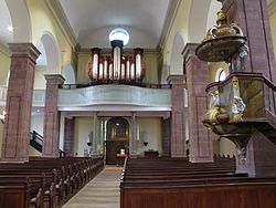 Vue intérieure de la nef vers la tribune d'orgue