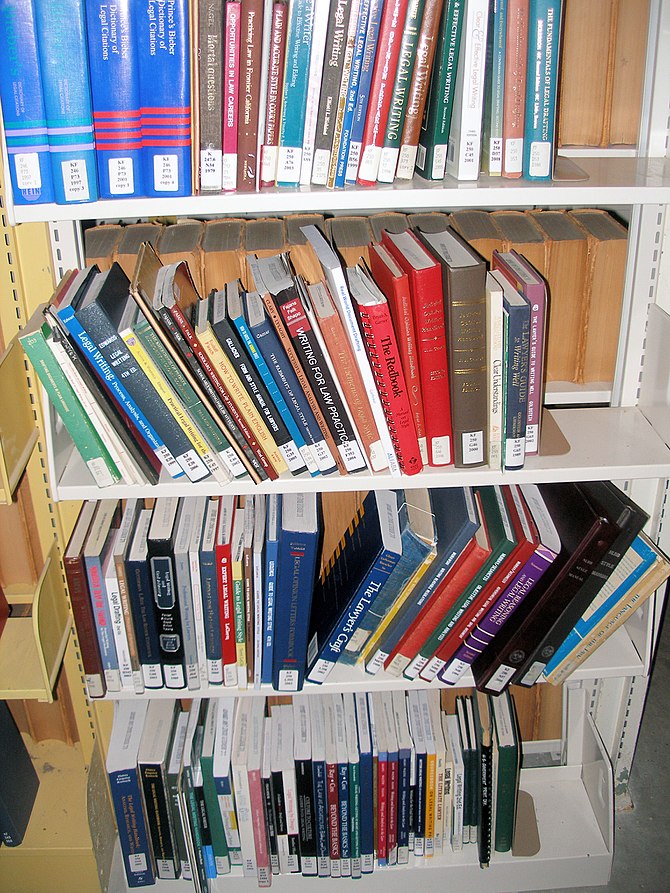 English: Books on legal writing at the law lib...