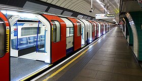 Vonattípus: 2009-es állomány indulásra vár, a vonal déli végállomásánál, a Brixtonban.
