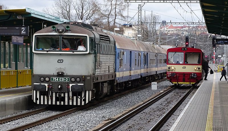 File:Bubeneč, zastávka Praha-Podbaba, pracovní vlak a motorák do Roztok (01).jpg