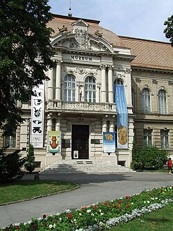 A múzeum főépületének bejárata