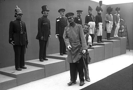 Una figura de cera de Hauptmann von Köpenick es llevada a la exposición Altes Berlin, mayo de 1930, símbolo del exuberante uniformismo en el Imperio alemán: uniformes por doquier