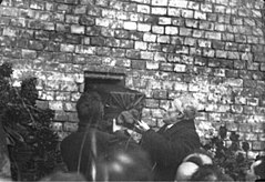 An early burial of cremated ash in the wall Bundesarchiv Bild 102-10360, Moskau, Beerdigung eines Parteigenossen.jpg