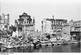 пл. „Старият пазар“ с руини от Градския дворец, палата Барберини и църквата „Св. Николай“ след Втората световна война, 1947 г.