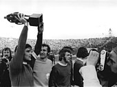 Гравці клубу «Карл Цейс» (Єна) з трофеєм після перемоги у 1974 році.