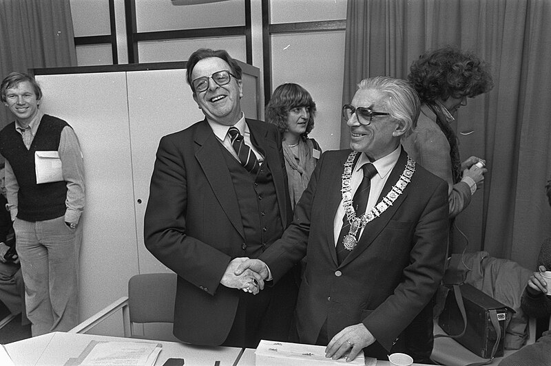 File:Burgemeester Wim Polak (rechts) maakt kennis met de voorzitter van de deelraad,…, Bestanddeelnr 931-8372.jpg