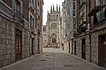 Beyaz gotik tarzı katedral.