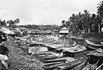 Deretan jukung, perahu khas Banjar yang tengah bersandar di tepi Sungai Negara, Amuntai (foto antara tahun 1910-1940).