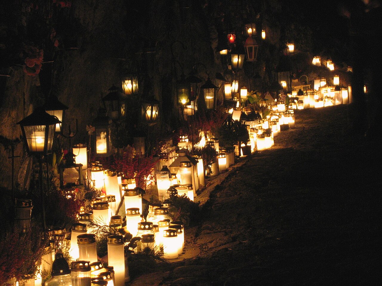 File:Candles at a graveyeard on a Christmas Eve.jpg - Wikimedia Commons