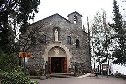 250px-Capilla_La_Maternidad_de_Mar%C3%ADa_en_Cerro_San_Crist%C3%B3bal%2C_Santiago_Chile.jpg