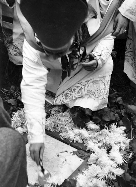 File:Cardeal Cerejeira lança solenemente a primeira pedra do Monumento a Cristo-Rei 1949-12-18.png