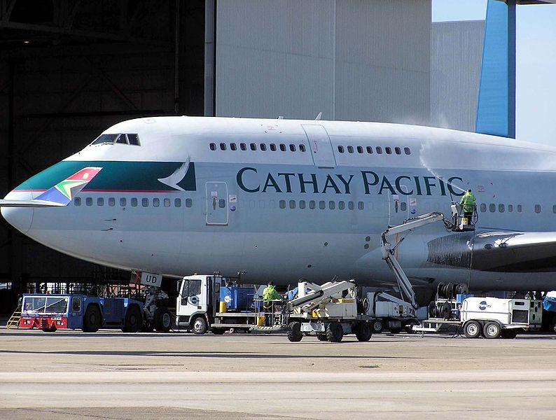 File:Cathay.b747-400.b-hud.cleaning.arp.jpg