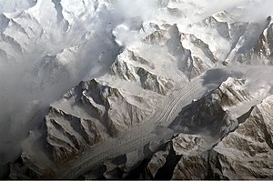 Foto vanuit de ruimte: Muzart-gletsjer (midden);  Xuelian Feng (midden onder)