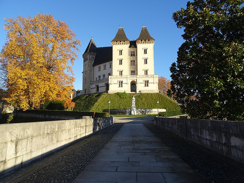 File:Château de Pau depuis jardin.JPG