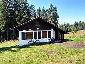 Le chalet des Champis, en contrebas du sommet.