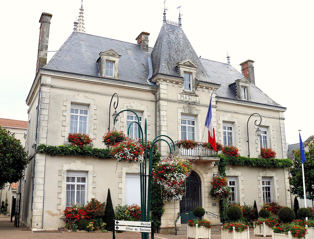 File:Chantonnay - Hôtel de ville -1.jpg