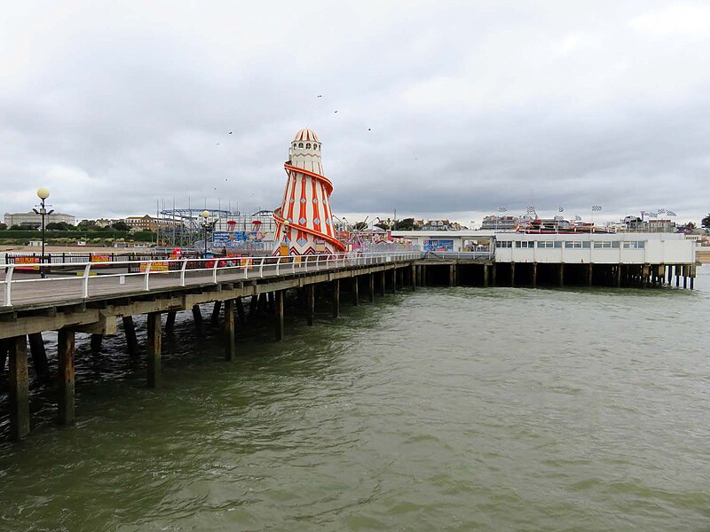 File:Clacton Pier - geograph.org.uk - 5530161.jpg