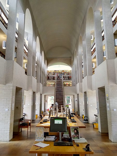 File:Cmglee Cambridge New Hall library.jpg