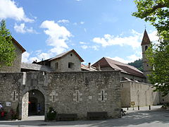 Muraille extérieure de la porte de France et église Saint-Martin.