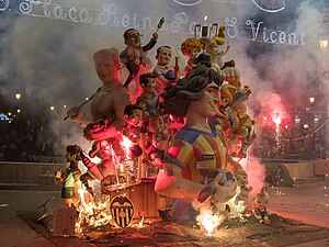 19/03: Cremà d'una falla dedicada al València CF.