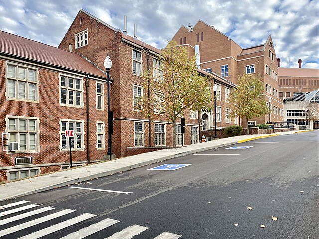 640px-Dabney_Hall,_University_of_Tennessee_at_Knoxville,_Fort_Sanders,_Knoxville,_TN_-_52497820088.jpg (640×480)