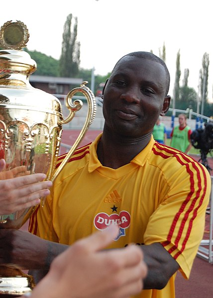 File:Dani Chigou with cup.jpg